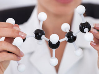 קל יותר לפרק אטום מאשר דעה קדומה