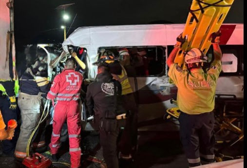 7 lesionados tras choque de combi y trailer en la México-Pachuca