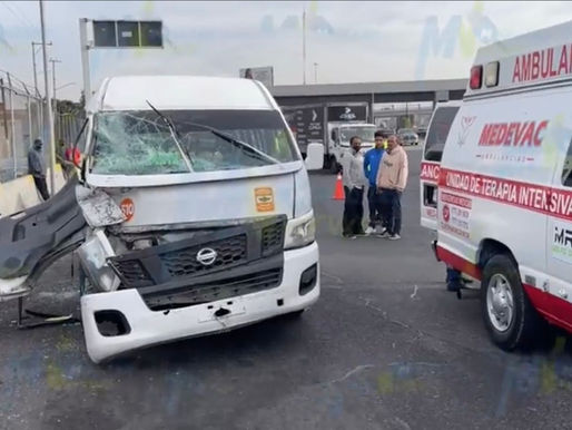COMBI CHOCA TRAS INTENTAR EVADIR CASETA DE COBRO SOBRE LA MÉXICO-PACHUCA