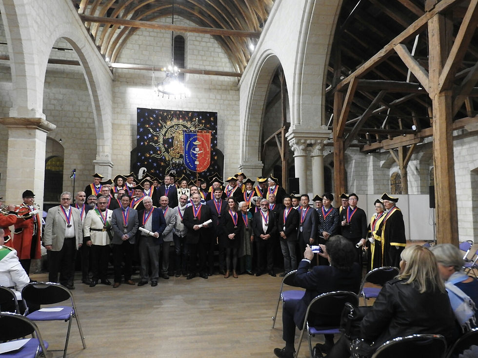 La photo de famille avec les nouveaux intronisés