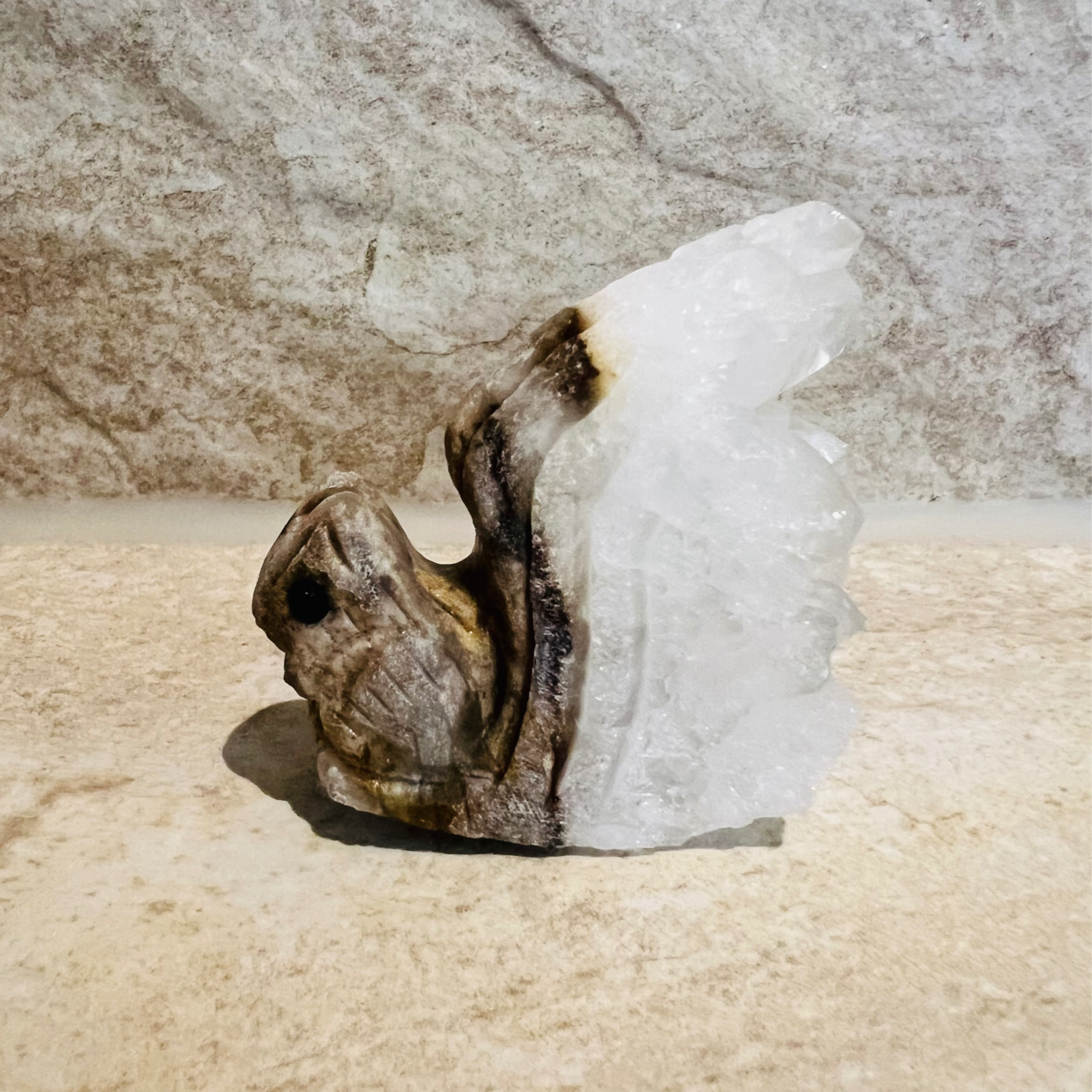 Ecureuil - grappe de cristal de roche