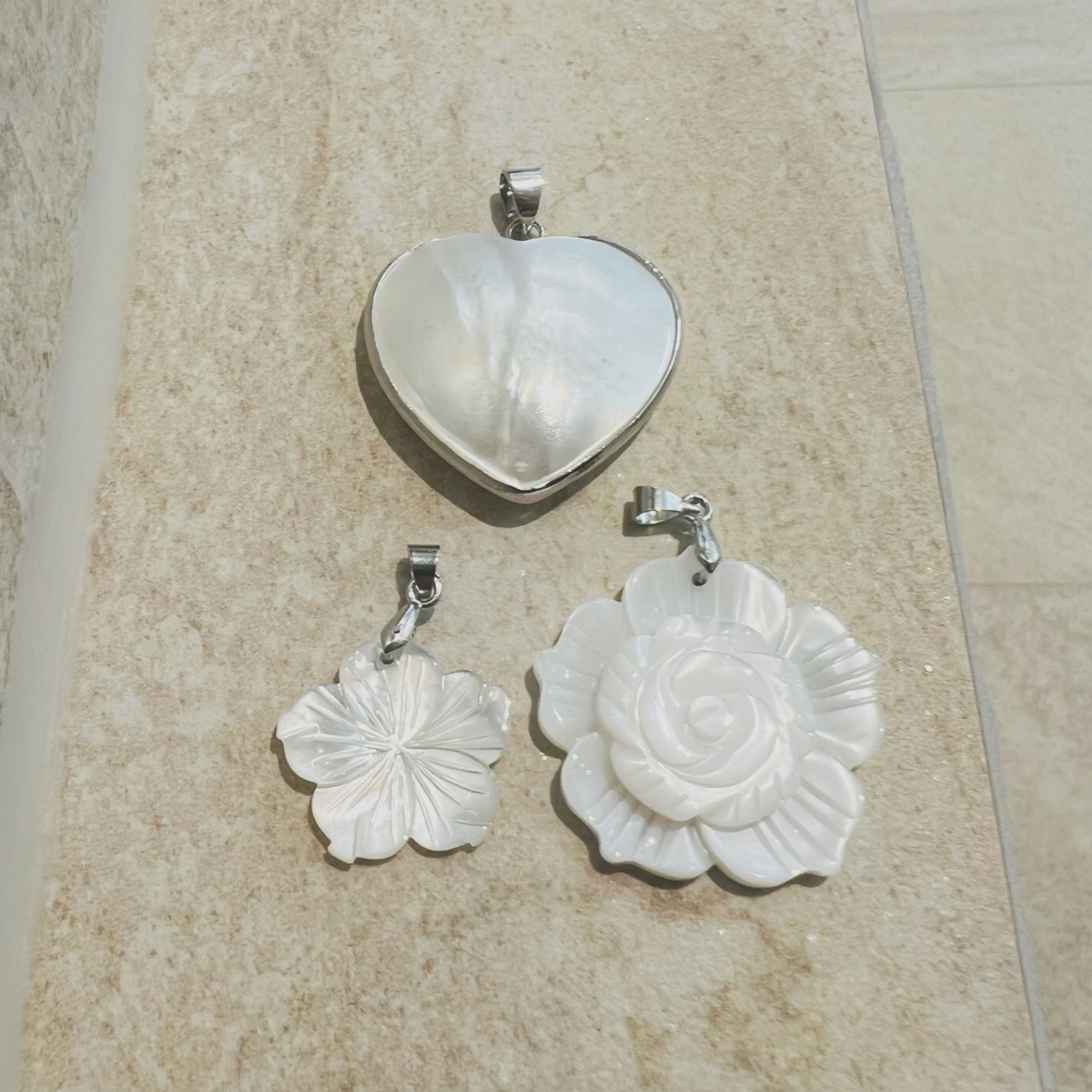 Pendentifs en nacre (bél. grise)