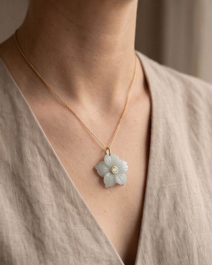 Ce pendentif en forme de fleur apporte elegance et nature artisanale.