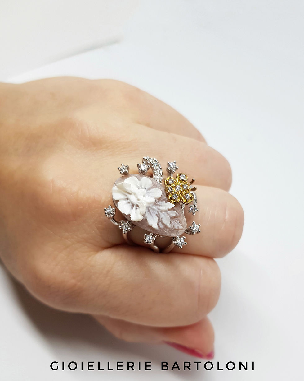 Miniatura: Anello in argento con cammeo fiore, zirconi e farfalla dorato