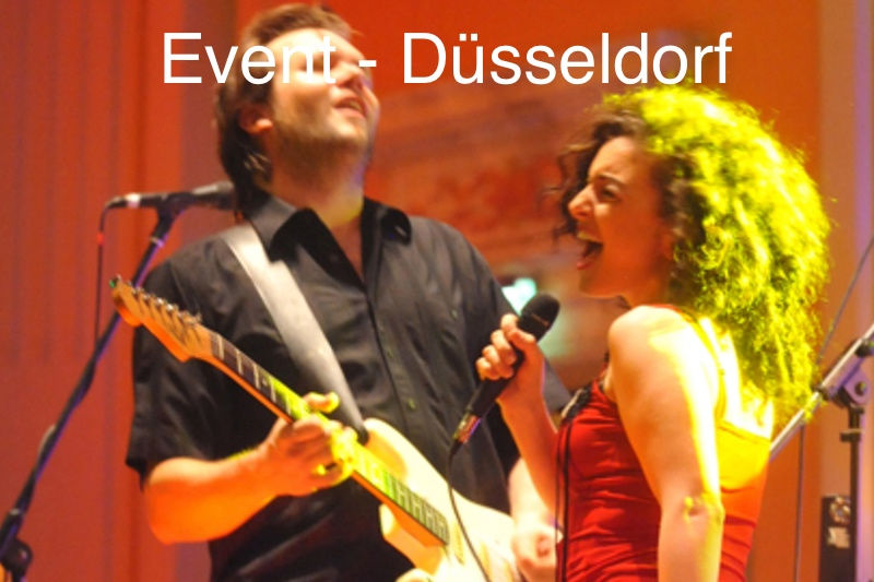 Sängerin der Partyband saxvibes mit Gitarrist stimmungsvoll auf der Bühne