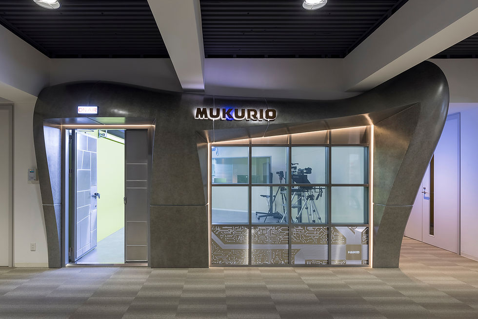 防音ドアにも同じような金属のデザインを施し、窓ガラスは瞬間透明ガラスを採用。窓下にはハンダの代名詞であるICチップの模様をステンレスにくり抜き、バックライトをあてている