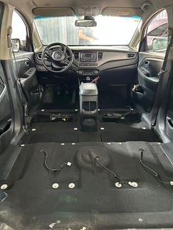 Suelo del coche sin basura tras limpieza integral