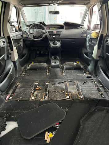 Suelo de coche sucio antes de limpieza integral en Vallecas