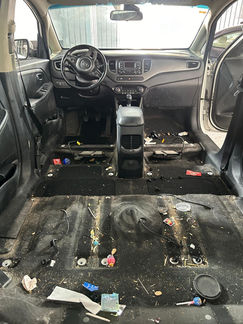 Basura en el suelo del coche antes de limpieza en Madrid