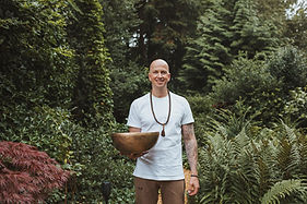 Gecertificeerd klankschaal therapeut Eric Broere met klankschaal in de tuin van Praktijk De Helende Klank in Hilversum