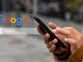 une personne fait une recherche sur son téléphone