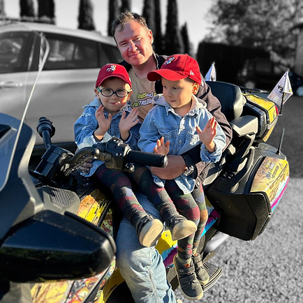 MartinTheVlogger and twins-Photoroom.jpg