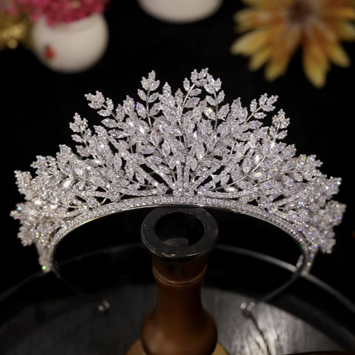 Couronne de mariée scintillante ornée de feuilles, accessoire de mariage élégant