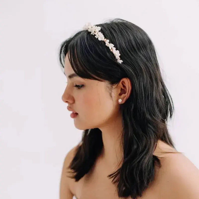 Femme brune portant une jolie couronne fleurie