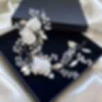 Délicate couronne de fleurs blanches et perles, accessoire cheveux élégant