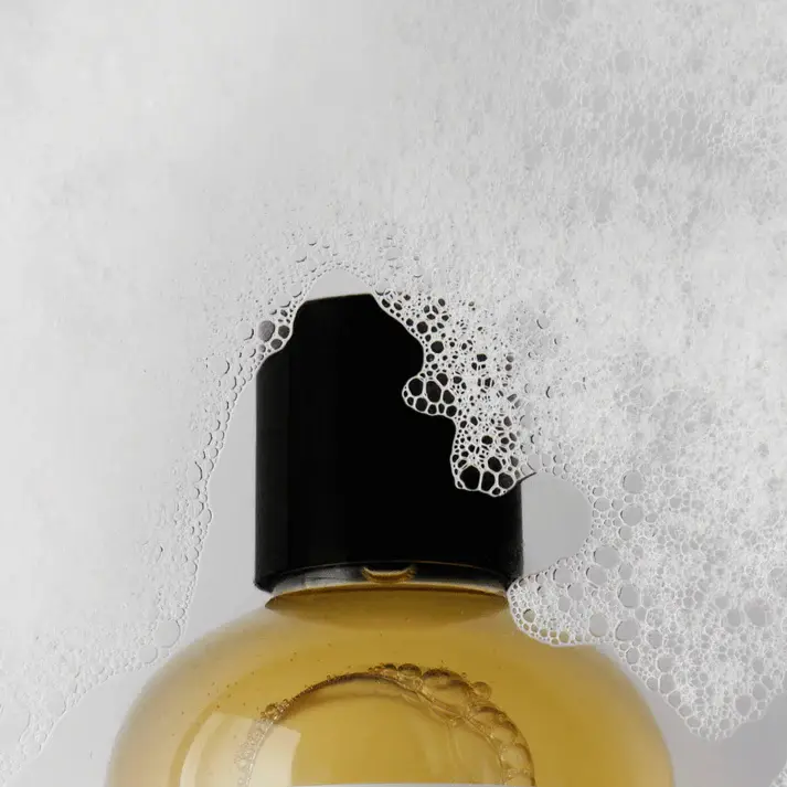 Bouteille de shampoing dans mousse onctueuse