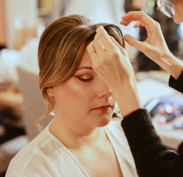Détail du maquillage graphique pour un mariage à Rambouillet (78).