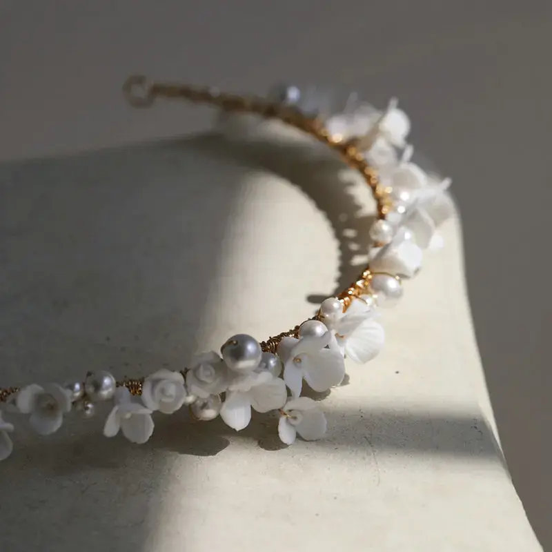 Couronne ornée de fleurs et perles blanches