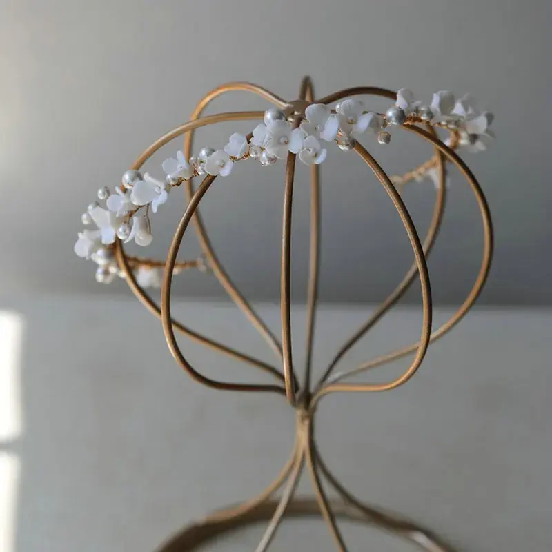 Délicate couronne de fleurs blanches et perles