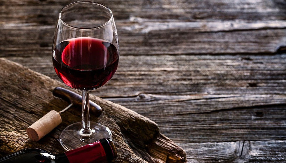 Vino rosso su tagliere