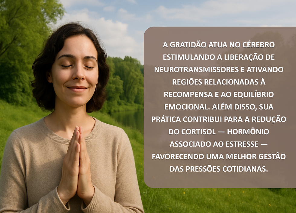 mulher sorrindo com os olhos fechados em postura de oração ao lado de um texto explicando os benefício da gratidão