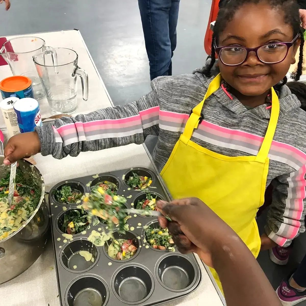 Cookery class participants working together