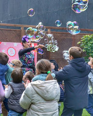 show de burbujas para niños, taller de burbujas gigantes barcelona, animación pompas de jabón, animación fiestas infantiles barcelona, espectacles infantils per escoles, Festes per escoles