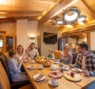 Wohnen mit Stil Gemeinsam genießen Viel Platz für Familie und Freunde, gemütliche Wohnbereiche und gemeinsame Abende im Appartement.