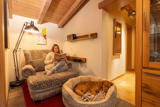 Leseecke der Penthouse-Suite mit Platz für Gäste und Hund
