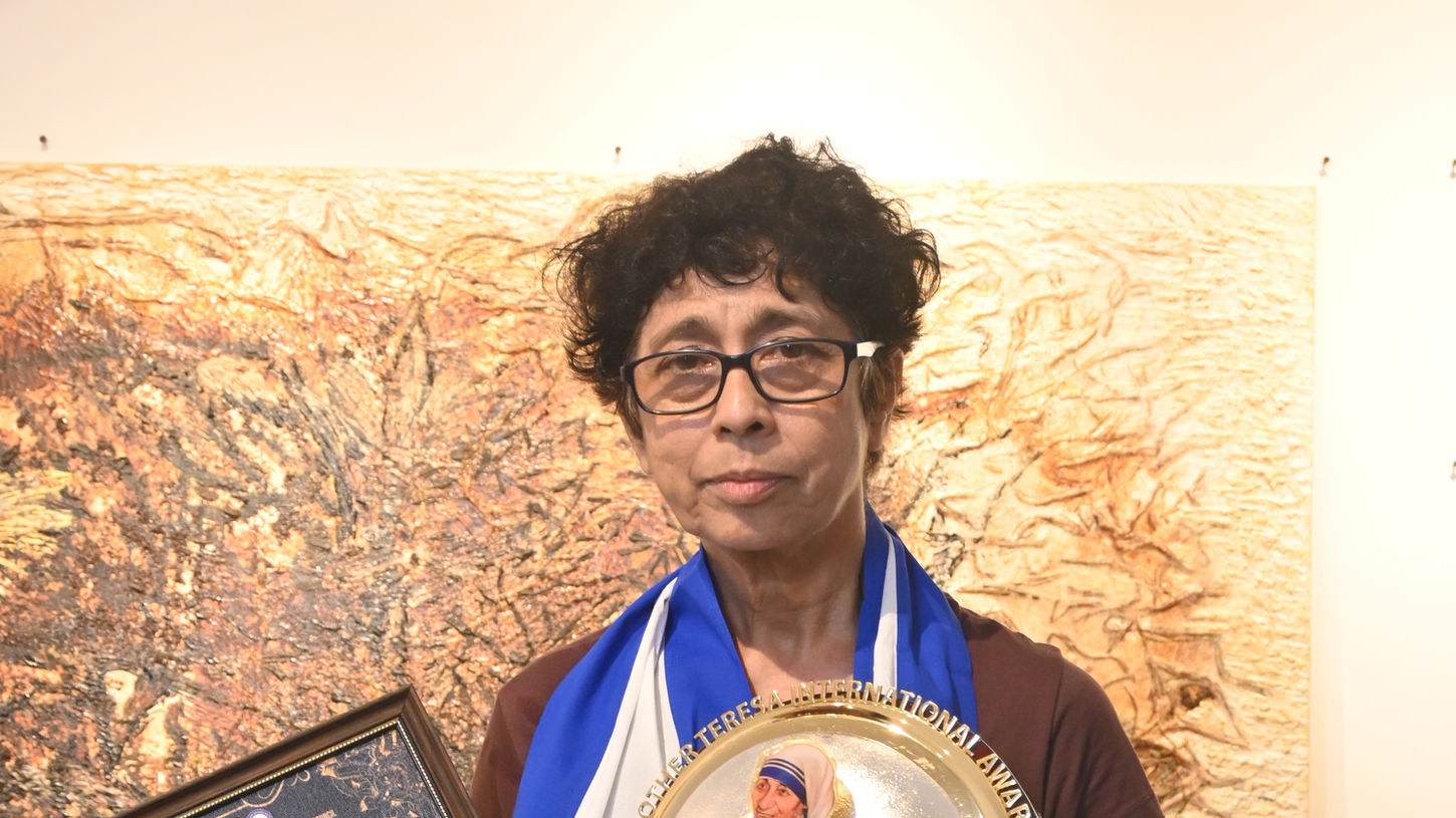 Renowned painter and visual artist Jayashree Chakraborty receiving the Mother Teresa International Award 2026 at the grand Kolkata ceremony