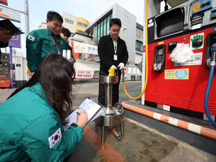 Правительство Южной Корей введет систему ограничения цен на топливо на этой неделе, чтобы облегчить бремя расходов
