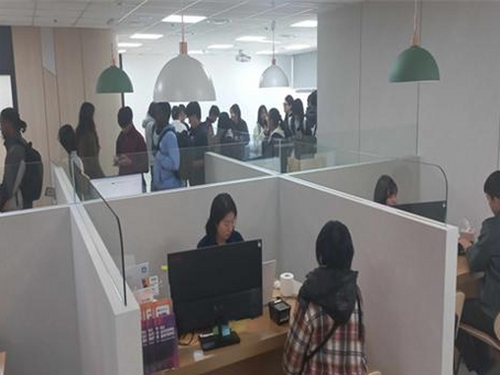 В Пусане для иностранных студентов организовали выездную регистрацию отпечатков пальцев