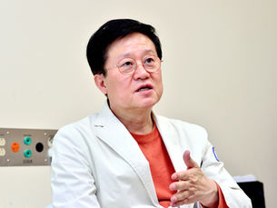 Гематолог ЮК предупреждает о возможной связи между вакциной AstraZeneca и образованием тромбов