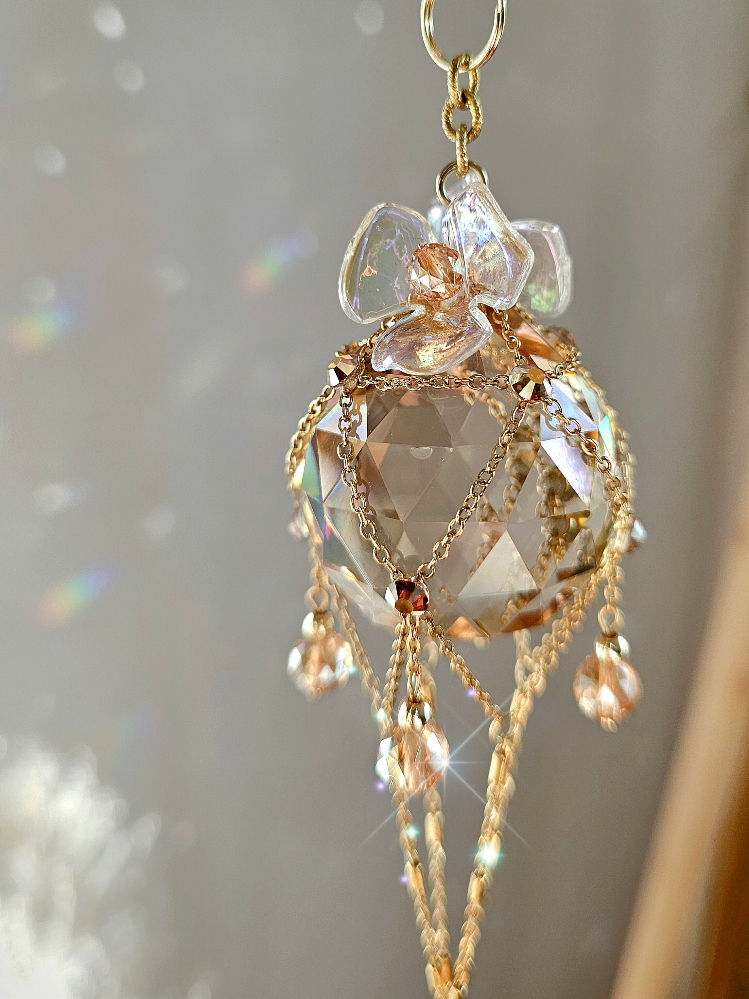 Lapač slunce balón SOMNIA Coreopsis zavěšený v okně zářící