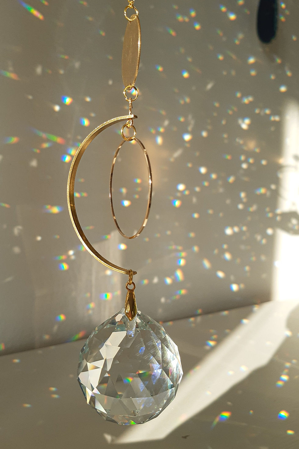 Miniaturbild: Křišťálový závěs Jing Jang - elegantní lapač slunce v minimalistickém provedení s Feng Shui křišťálem - hází odlesky