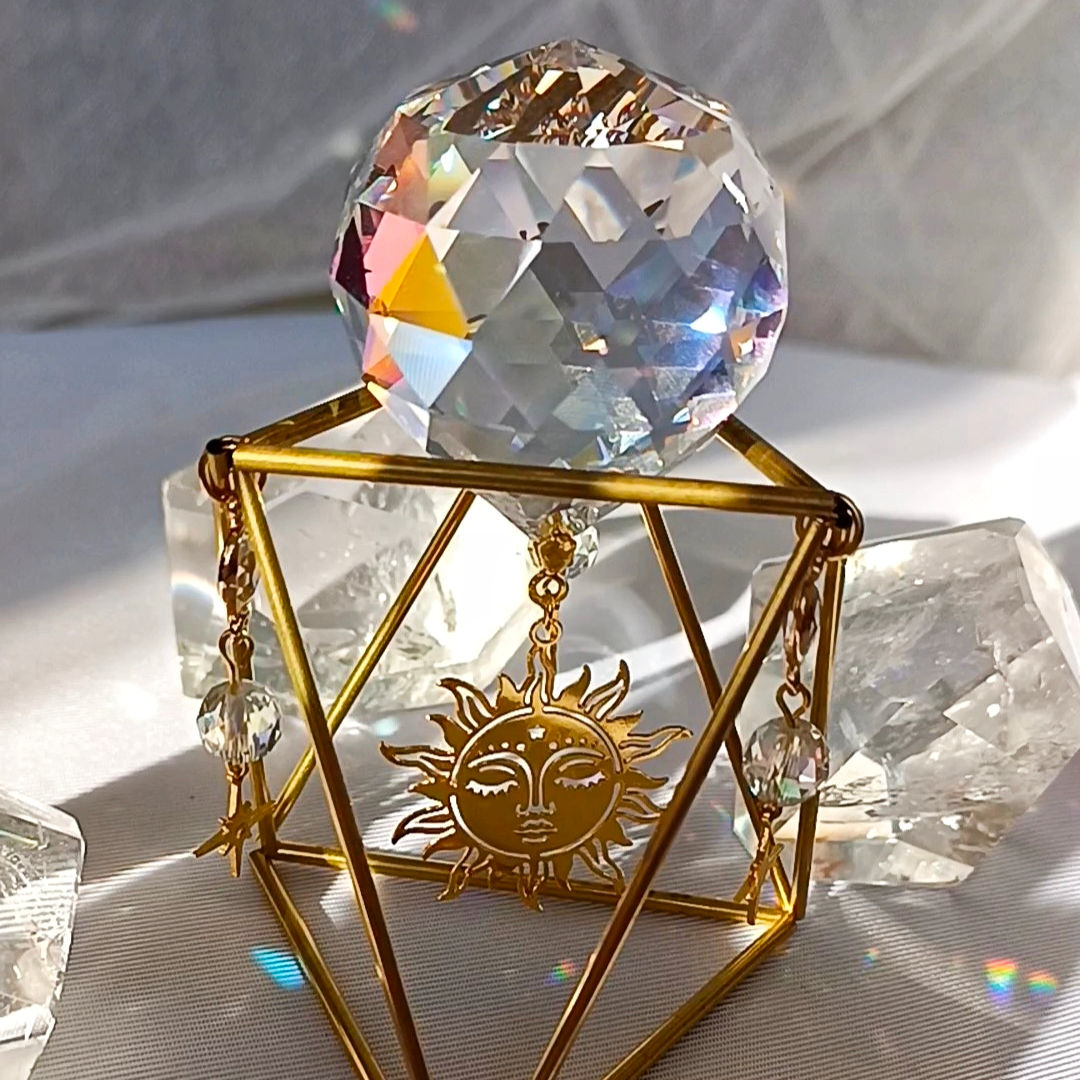 Stolní lapač slunce Himmeli – zlatý stojánek s broušeným křišťálem a přívěskem slunce