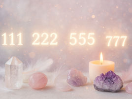 Digitální koláž v jemných pastelových barvách s mystickou atmosférou. Na stole jsou svíčka, krystaly a peříčka, v prostoru září andělská čísla 111, 222, 555 a 777 – každé pouze jednou. Úvodní vizuál k článku o andělských číslech.