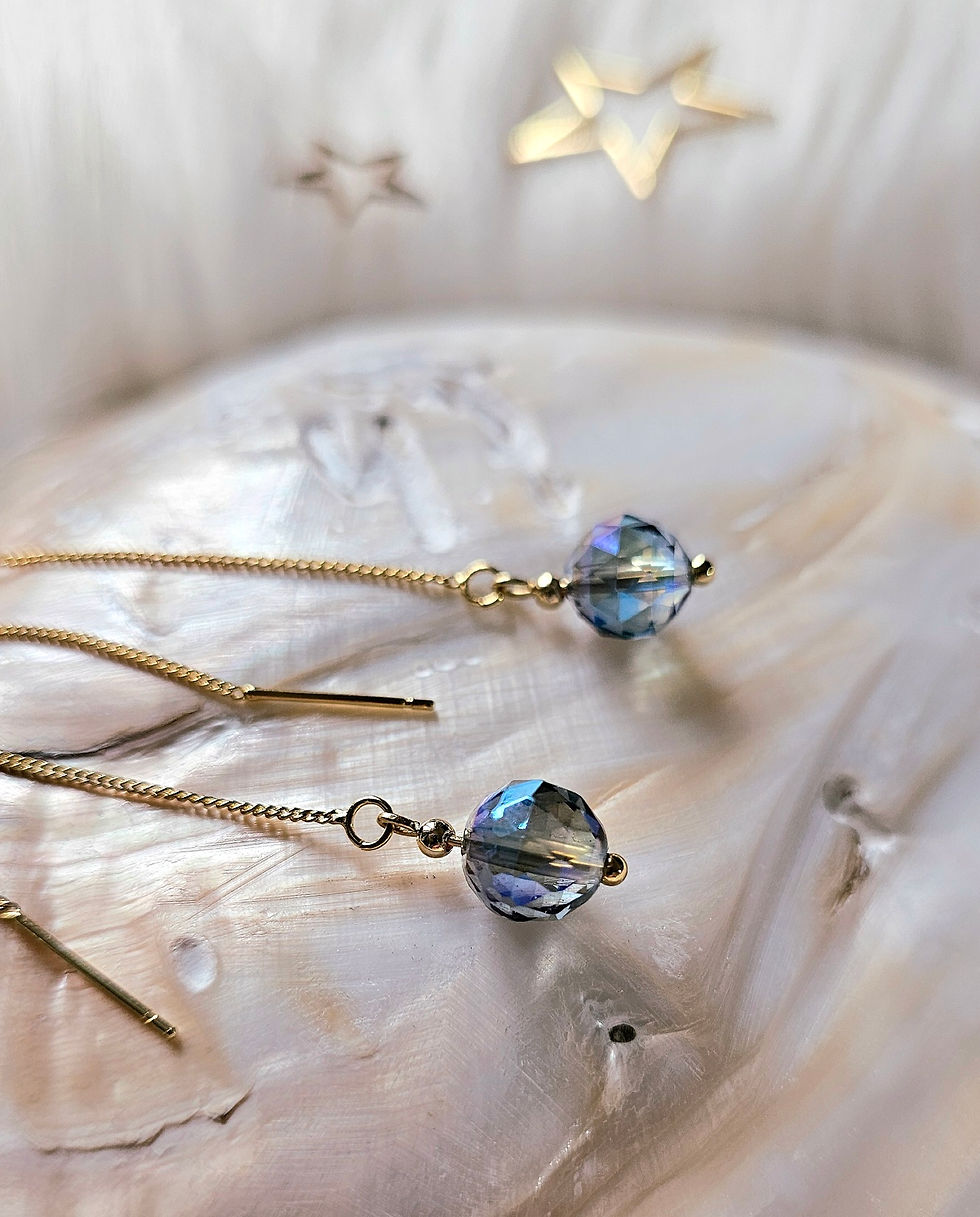 provlékací náušnice s broušeným křišťálem v ledově modrém odstínu - detail s vánoční atmosférou