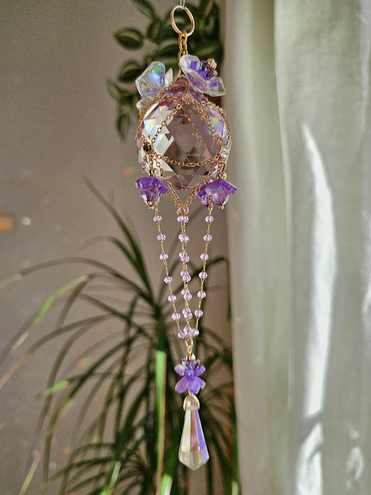 Křišťálový lapač slunce balón SOMNIA Campanula zavěšený v okně