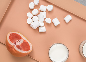 Grapefruit, Marshmallows und Milch