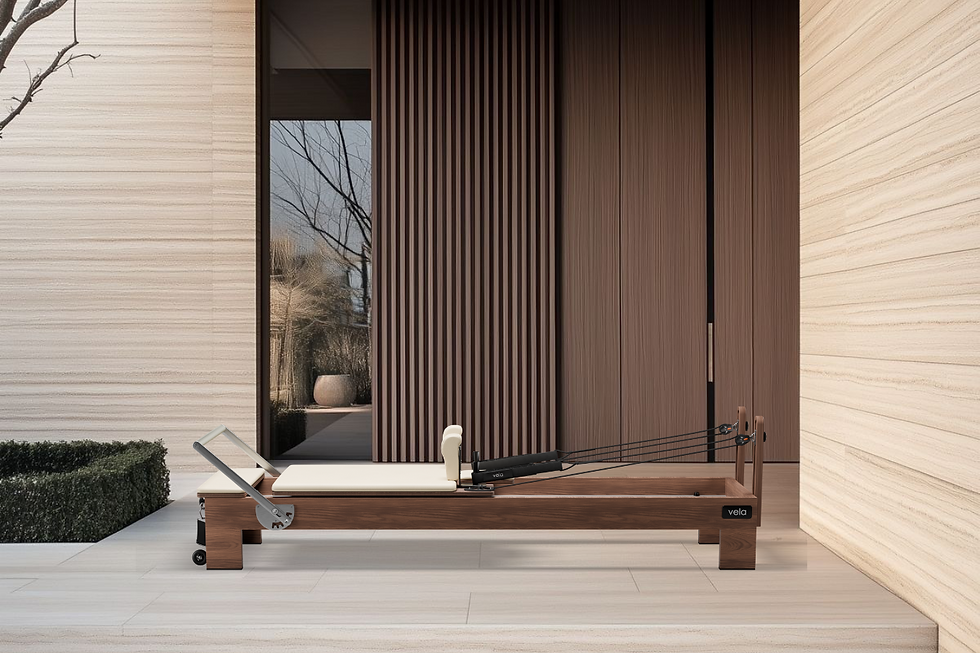 Vela Walnut Reformer mit Rahmen aus Walnussholz und Polster in Cream