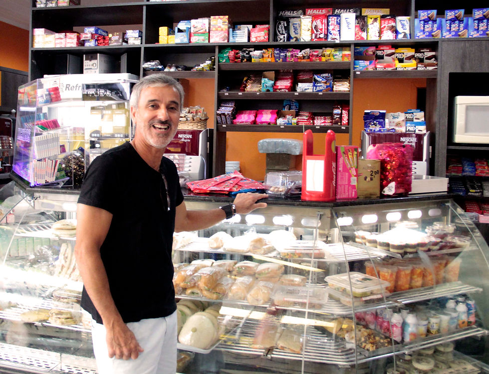 Empresário Rudimar sorridente em trabalho na Dog Mania do Campus II