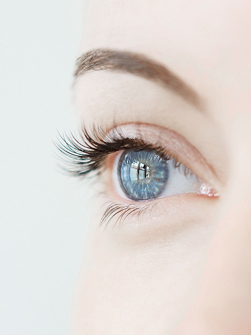 Primer plano de un ojo azul