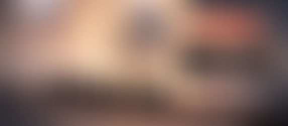 Otto figure in silhouette sedute su una trave sopra una città osservano un globo luminoso; composizione grafica che richiama “Person of the Year” e gli architetti dell’intelligenza artificiale nel 2025.