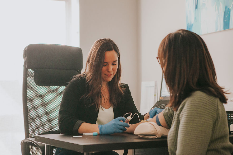 Personne analysant ses résultats de prise de sang en clinique privée à Gatineau – approche préventive et humaine en Outaouais