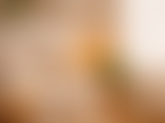 Coin lecture chaleureux et lumineux dans un intérieur apaisant, symbole d’un espace pour soi et de bien-être.