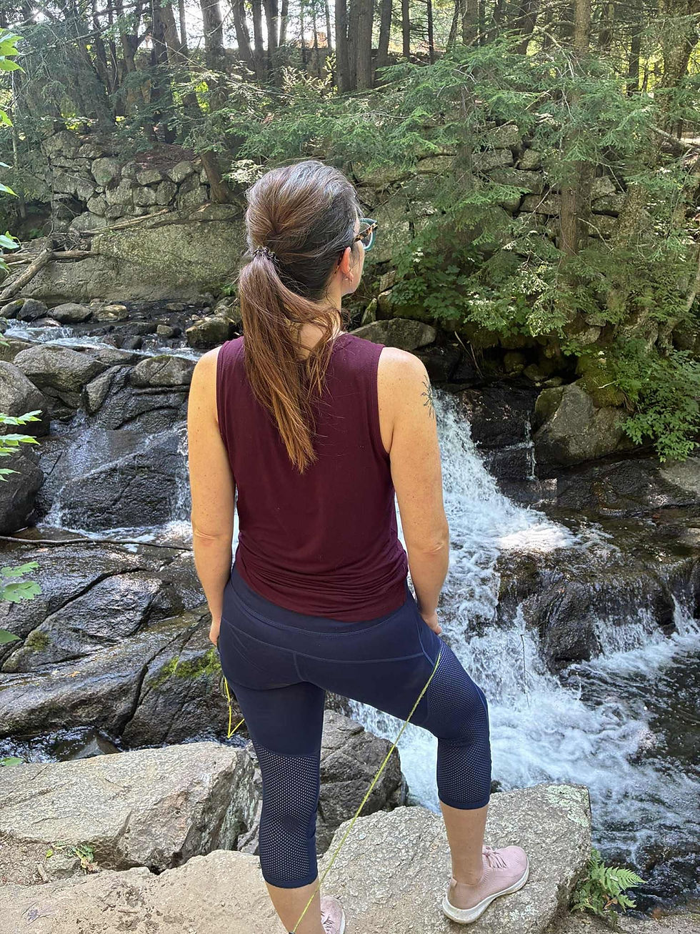 Personne marchant paisiblement dans un sentier en forêt, illustrant l'importance de prendre soin de sa santé avant l'apparition des symptômes.