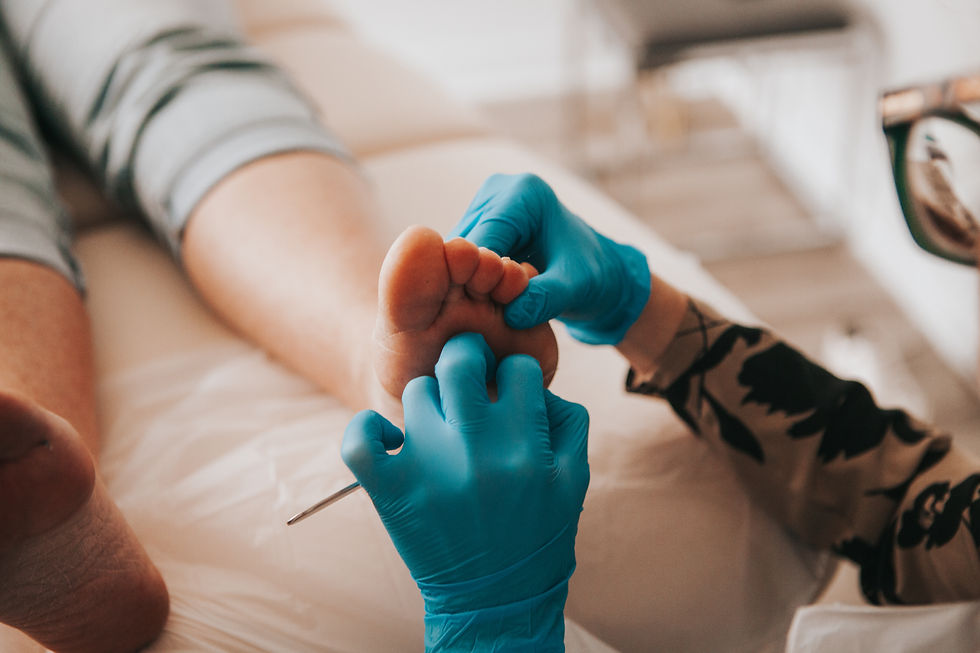 Infirmière réduisant une callosité pendant un soin de pieds chez Clinispa Kaméva à Gatineau.
