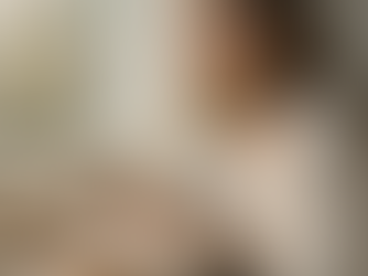 Femme assise près d’une fenêtre écrivant dans un carnet, moment de réflexion et de calme intérieur.