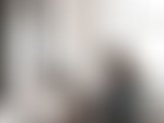 Personne assise calmement près d’une fenêtre, en moment de pause et de réflexion, illustrant un retour doux vers le soin de soi et un premier pas vers un accompagnement en santé à Gatineau.